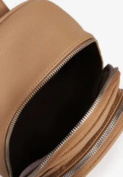 Ciemnobeżowy Klasyczny Plecak Zdobiony Metalowym Detalem z Regulowanymi Szelkami Ravandelle