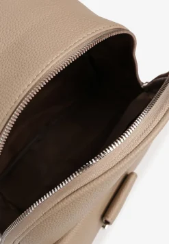 Ciemnobeżowy Mały Plecak z Kieszonką i Metaliczną Ozdobą na Szelkach z Regulacją Ravasindra