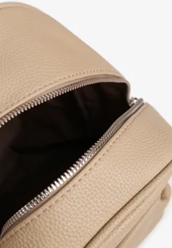 Ciemnobeżowy Mały Plecak z Kieszonką na Suwak i Ozdobnymi Napisami Iottasa