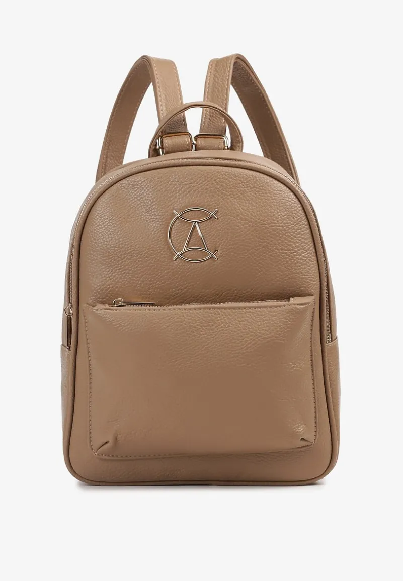 Ciemnobeżowy Mały Plecak z Regulowanymi Szelkami Zdobiony Metalowym Detalem Labilia