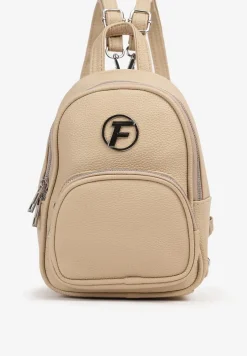 Ciemnobeżowy Mały Plecak Zdobiony Metalowym Detalem Wyposażony w Dodatkową Kieszeń Savarosa