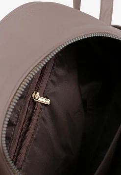 Ciemnobeżowy Plecak na Szelkach z Regulacjach Ozdobione Łańcuszkiem i Napisami Hettana