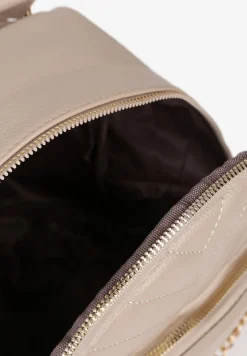 Ciemnobeżowy Plecak Ozdobiony Łańcuszkiem i Pikowaniem Kolaggia