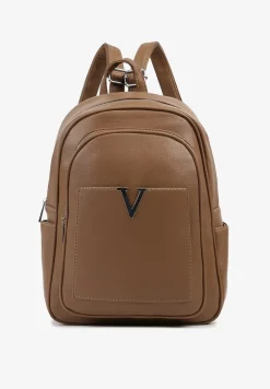 Ciemnobeżowy Plecak z Paskami z Możliwością Regulacji Zdobiony Metalową Aplikacją Oledi