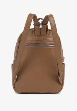 Ciemnobeżowy Plecak z Paskami z Możliwością Regulacji Zdobiony Metalową Aplikacją Oledi