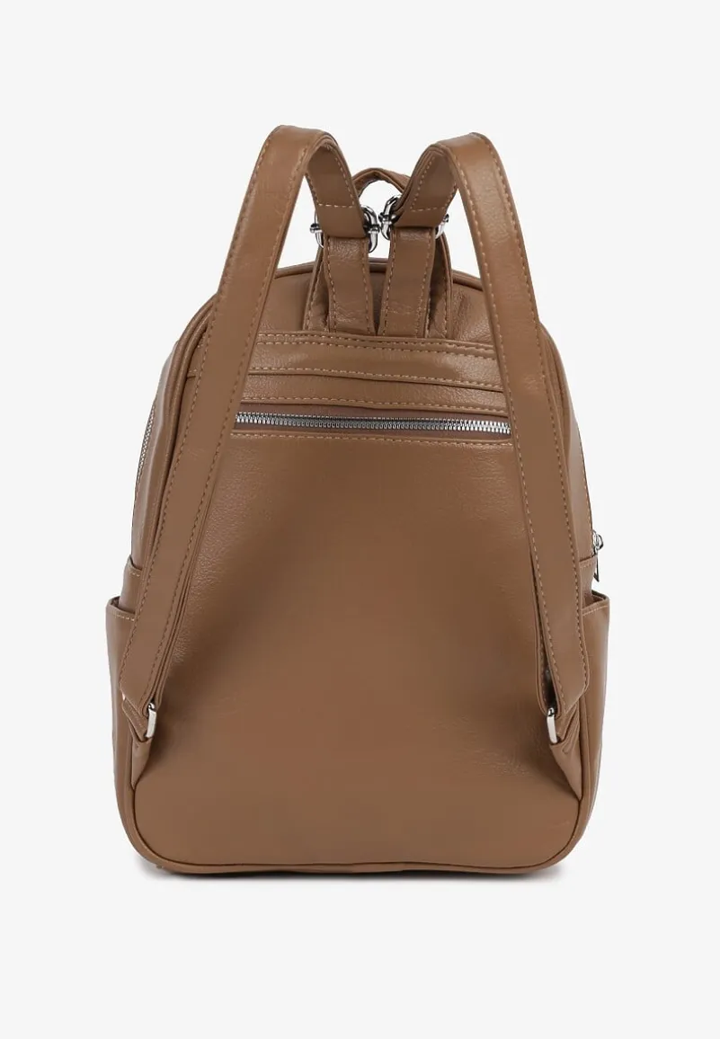 Ciemnobeżowy Plecak z Paskami z Możliwością Regulacji Zdobiony Metalową Aplikacją Oledi