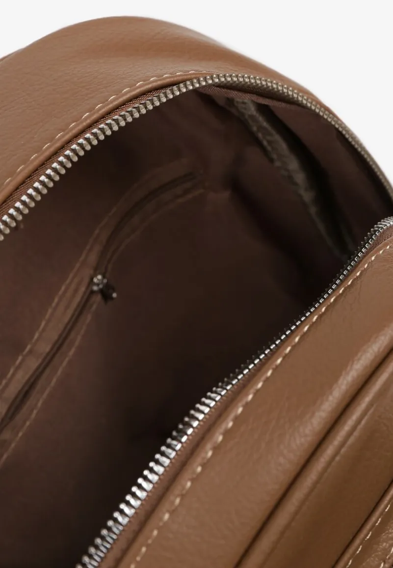 Ciemnobeżowy Plecak z Paskami z Możliwością Regulacji Zdobiony Metalową Aplikacją Oledi