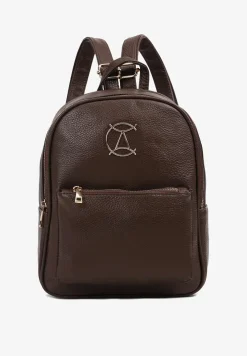 Ciemnobrązowy Mały Plecak z Regulowanymi Szelkami Zdobiony Metalowym Detalem Labilia