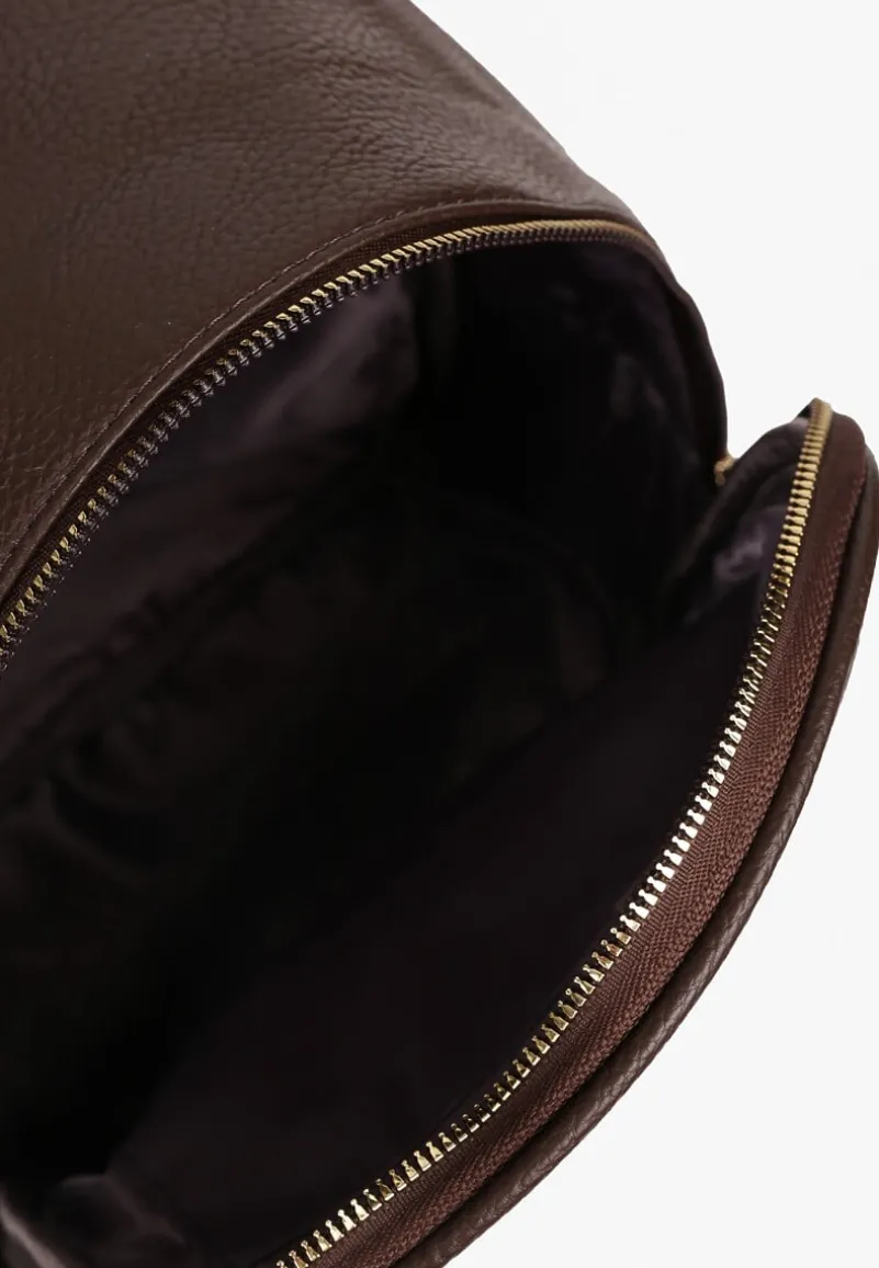 Ciemnobrązowy Mały Plecak z Regulowanymi Szelkami Zdobiony Metalowym Detalem Labilia