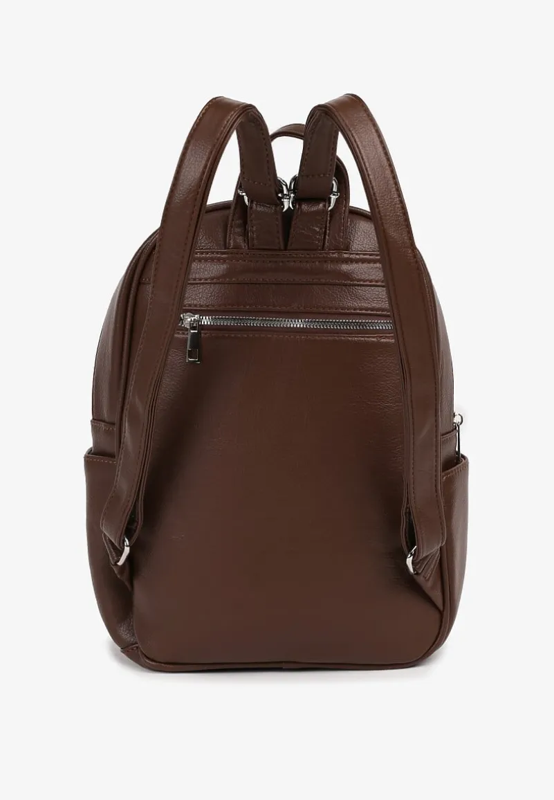 Ciemnobrązowy Plecak z Paskami z Możliwością Regulacji Zdobiony Metalową Aplikacją Oledi