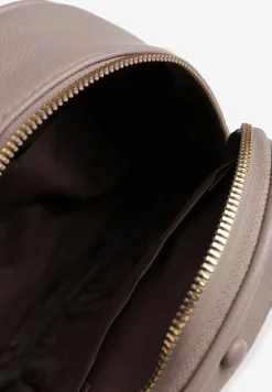 Ciemnoszary Plecak z Regulowanymi Odpinanymi Paskami i Ozdobną Kieszonką na Magnes Nelvera