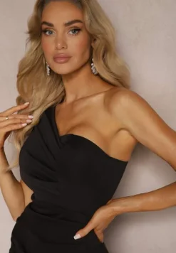 Czarna Asymetryczna Sukienka Koktajlowa z Rozcięciem i Marszczeniem Kremelia