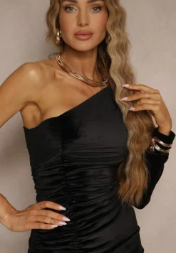 Czarna Asymetryczna Sukienka z Welurowej Tkaniny z Marszczeniem i Rozcięciem Folaniela