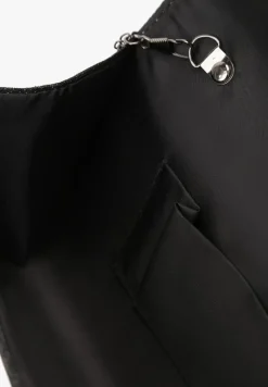 Czarna Brokatowa Torebka Kopertówka z Marszczeniem Ombara