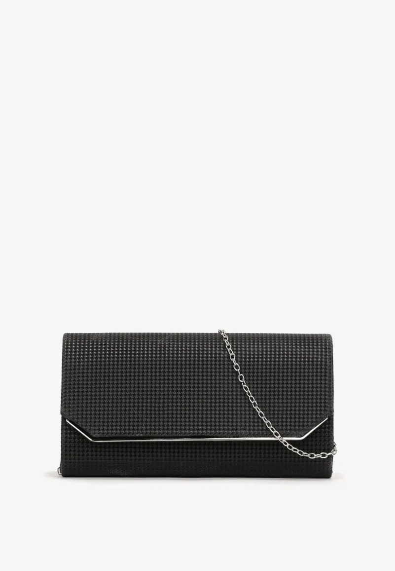 Czarna Brokatowa Torebka Kopertówka z Łańcuszkiem i Ozdobną Klapą Eilikka