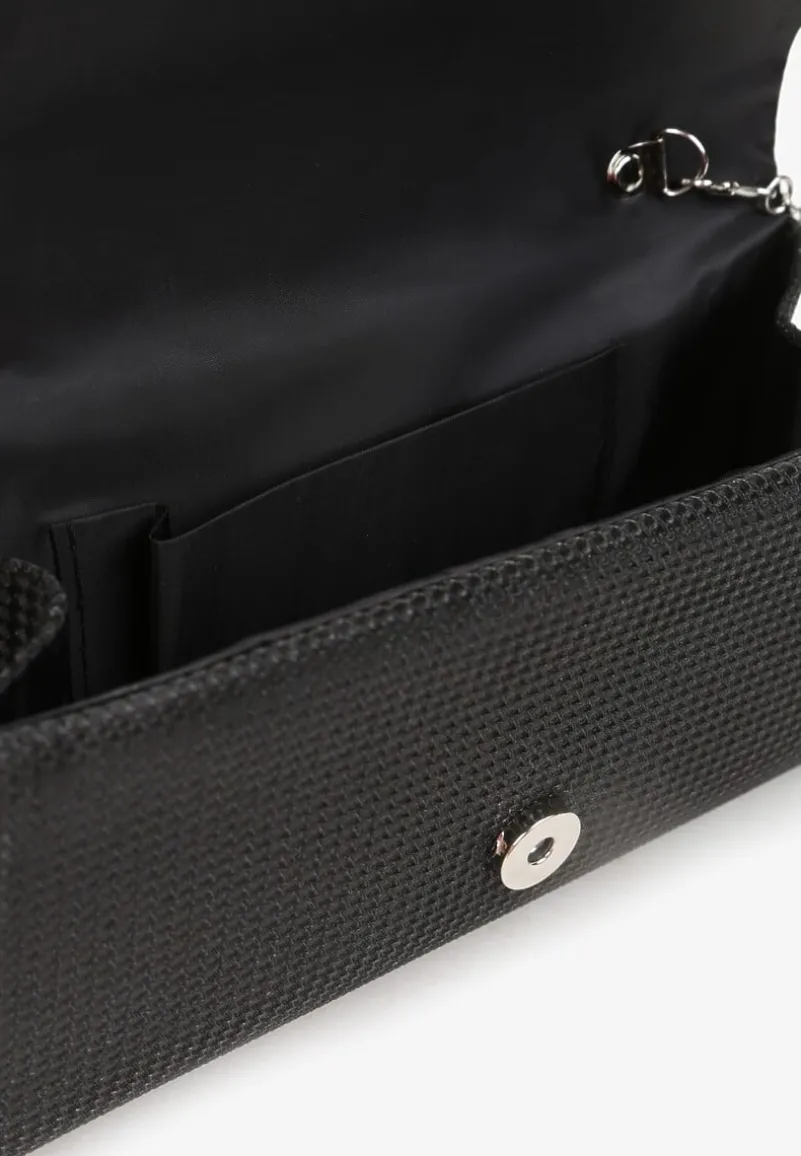Czarna Brokatowa Torebka Kopertówka z Łańcuszkiem i Ozdobną Klapą Eilikka