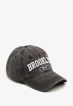 Czarna Czapka z Daszkiem z Bawełny Ozdobiona Napisem Voceana