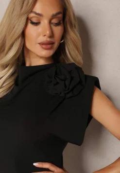 Czarna Dopasowana Sukienka Midi z Kwiatkiem w Postaci Broszki Olivetta