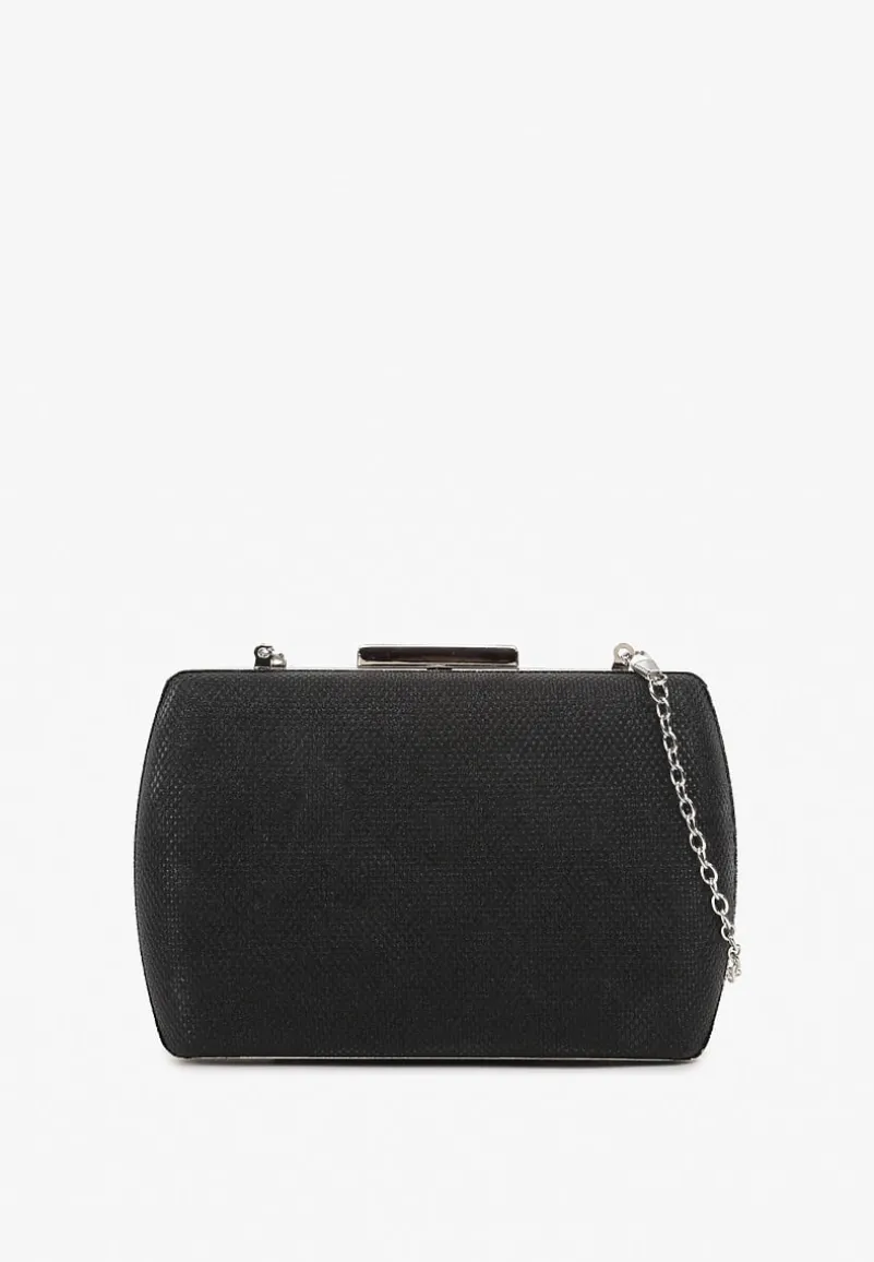 Czarna Mała Torebka Kopertówka z Metalowymi Wstawkami Ozdobiona Łańcuszkiem Tiamalli