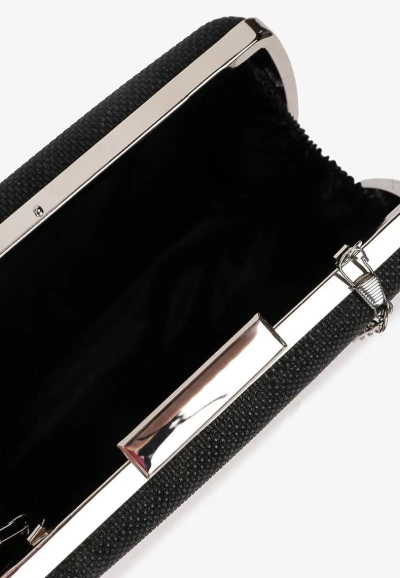 Czarna Mała Torebka Kopertówka z Metalowymi Wstawkami Ozdobiona Łańcuszkiem Tiamalli