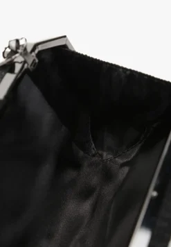 Czarna Owalna Torebka Ozdobiona Brokatem z Retro Zatrzaskiem Traorra