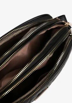 Czarna Pikowana Torebka Ozdobiona Aplikacją i Paskiem z Regulacją Polila