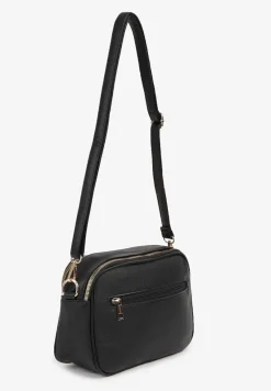 Czarna Pikowana Torebka Typu Listonoszka z Ozdobną Metalową Aplikacją Virida