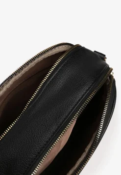 Czarna Pikowana Torebka Typu Listonoszka z Ozdobną Metalową Aplikacją Virida