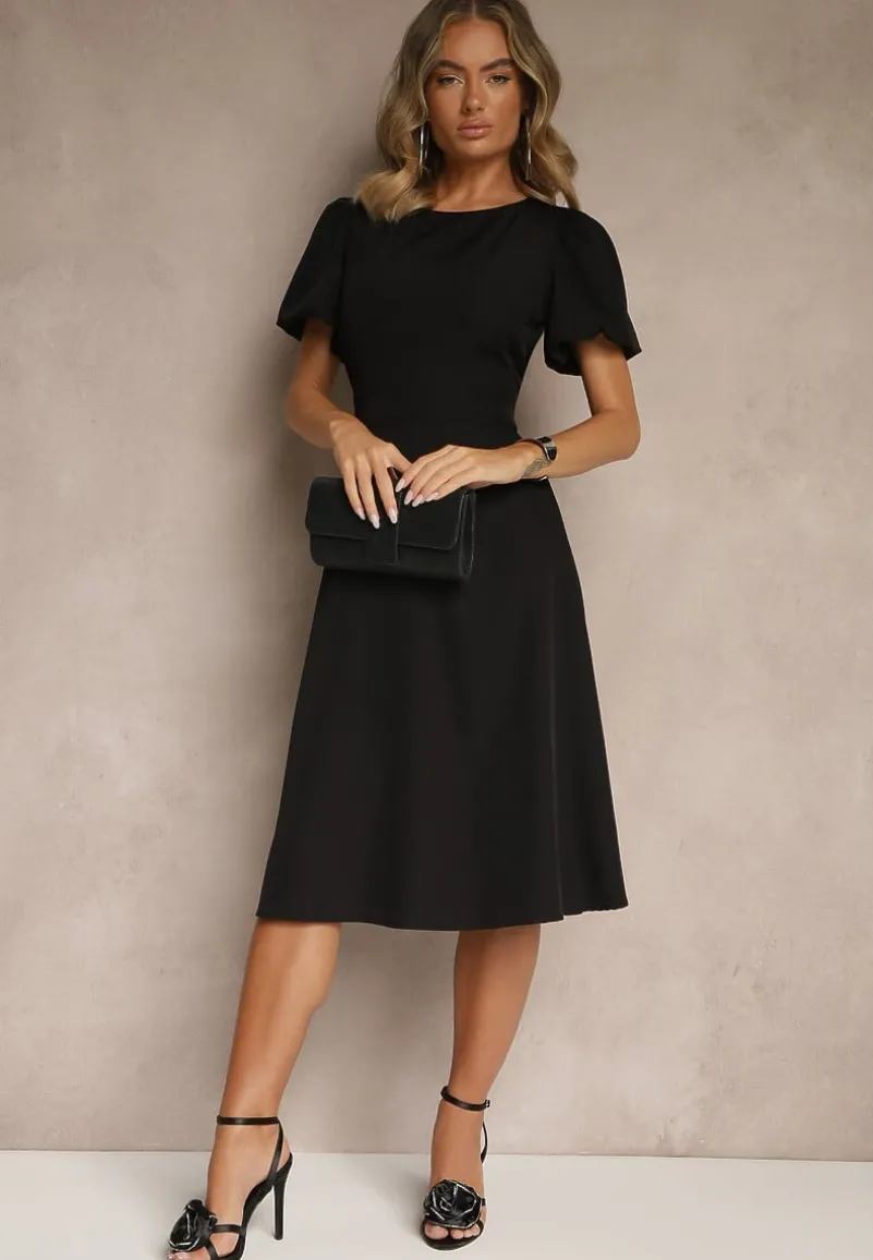 Czarna Rozkloszowana Sukienka Vices Ozdobiona Odpinanym Kwiatem 3D Koleira