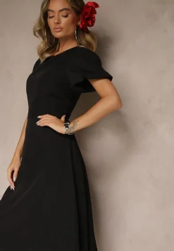 Czarna Rozkloszowana Sukienka Vices Ozdobiona Odpinanym Kwiatem 3D Koleira