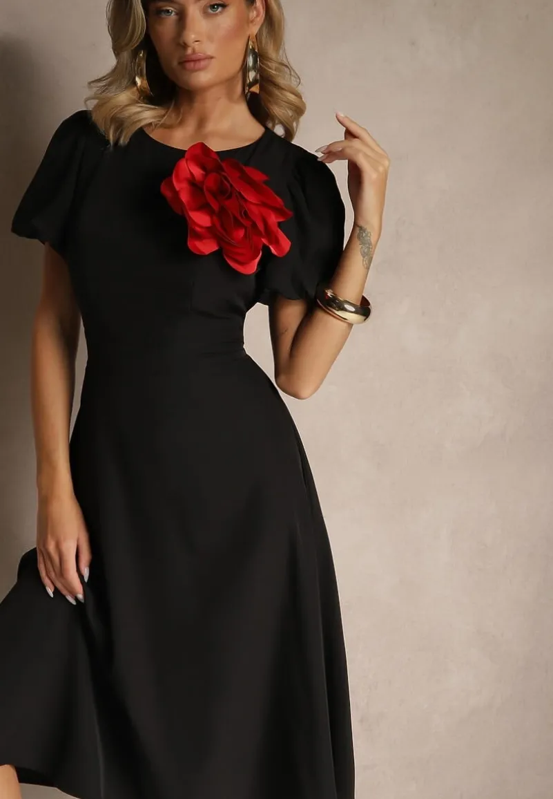 Czarna Rozkloszowana Sukienka Vices Ozdobiona Odpinanym Kwiatem 3D Koleira