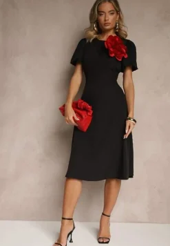 Czarna Rozkloszowana Sukienka Vices Ozdobiona Odpinanym Kwiatem 3D Koleira