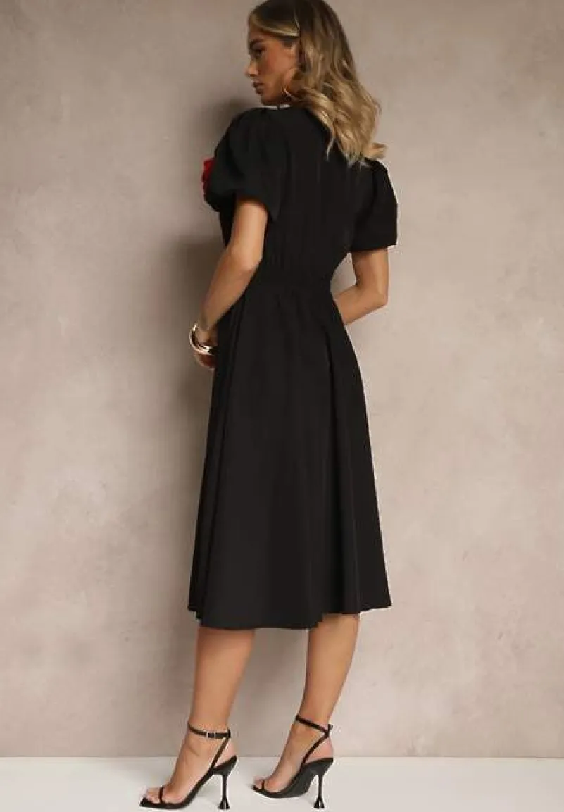 Czarna Rozkloszowana Sukienka Vices Ozdobiona Odpinanym Kwiatem 3D Koleira