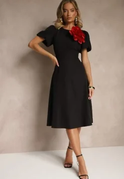 Czarna Rozkloszowana Sukienka Vices Ozdobiona Odpinanym Kwiatem 3D Koleira