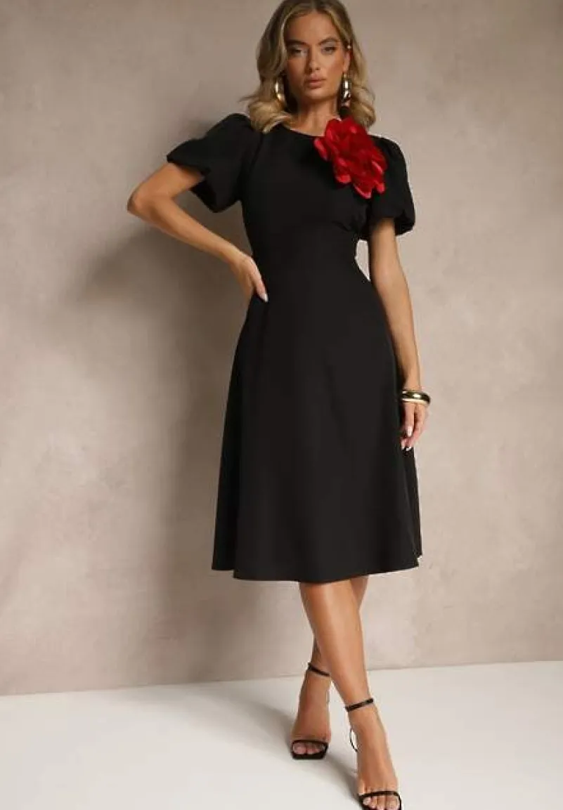 Czarna Rozkloszowana Sukienka Vices Ozdobiona Odpinanym Kwiatem 3D Koleira