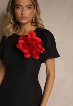 Czarna Rozkloszowana Sukienka Vices Ozdobiona Odpinanym Kwiatem 3D Koleira