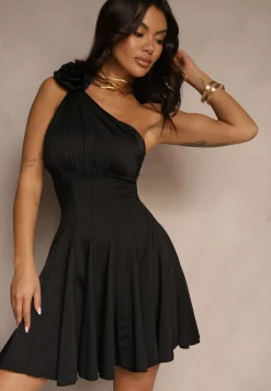 Czarna Rozkloszowana Sukienka Satynowa na Jedno Ramię z Kwiatem 3D Olerriva