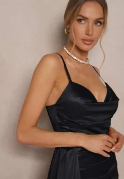 Czarna Satynowa Sukienka Taliowana z Rozcięciem na Boku Ozdobnym Trenem i Marszczeniami Lisarosea