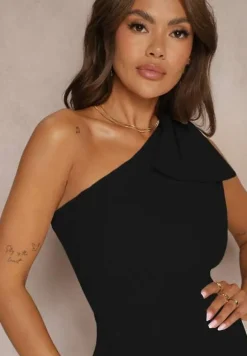 Czarna Sukienka Koktajlowa o Asymetrycznym Kroju na Jedno Ramię Ozdobiona Kokardą Vimorissa