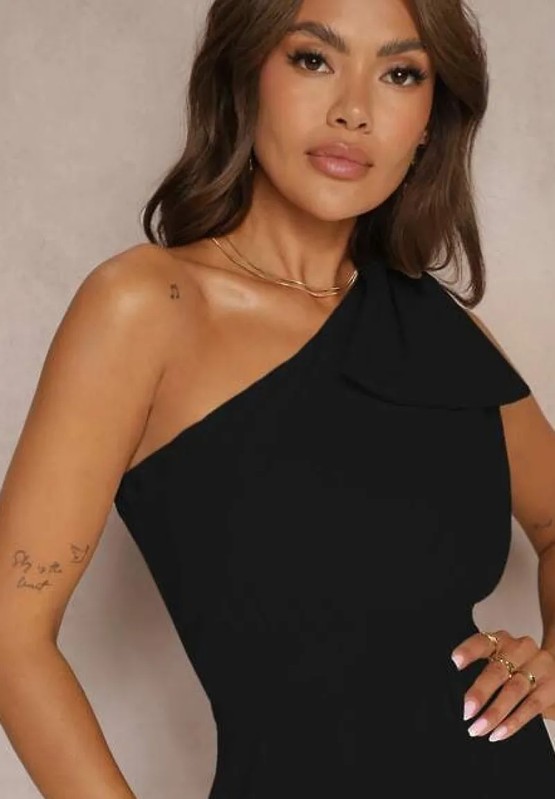 Czarna Sukienka Koktajlowa o Asymetrycznym Kroju na Jedno Ramię Ozdobiona Kokardą Vimorissa