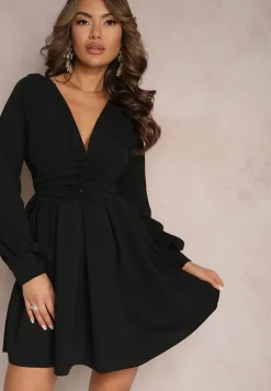 Czarna Sukienka Mini z Trójkątnym Dekoltem i Marszczoną Talią Ozdobiona Guzikami Bulwina