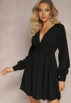 Czarna Sukienka Mini z Trójkątnym Dekoltem i Marszczoną Talią Ozdobiona Guzikami Bulwina