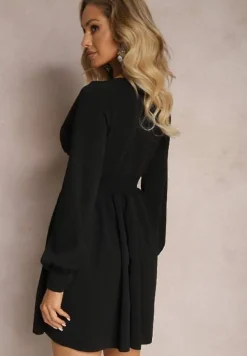 Czarna Sukienka Mini z Trójkątnym Dekoltem i Marszczoną Talią Ozdobiona Guzikami Bulwina