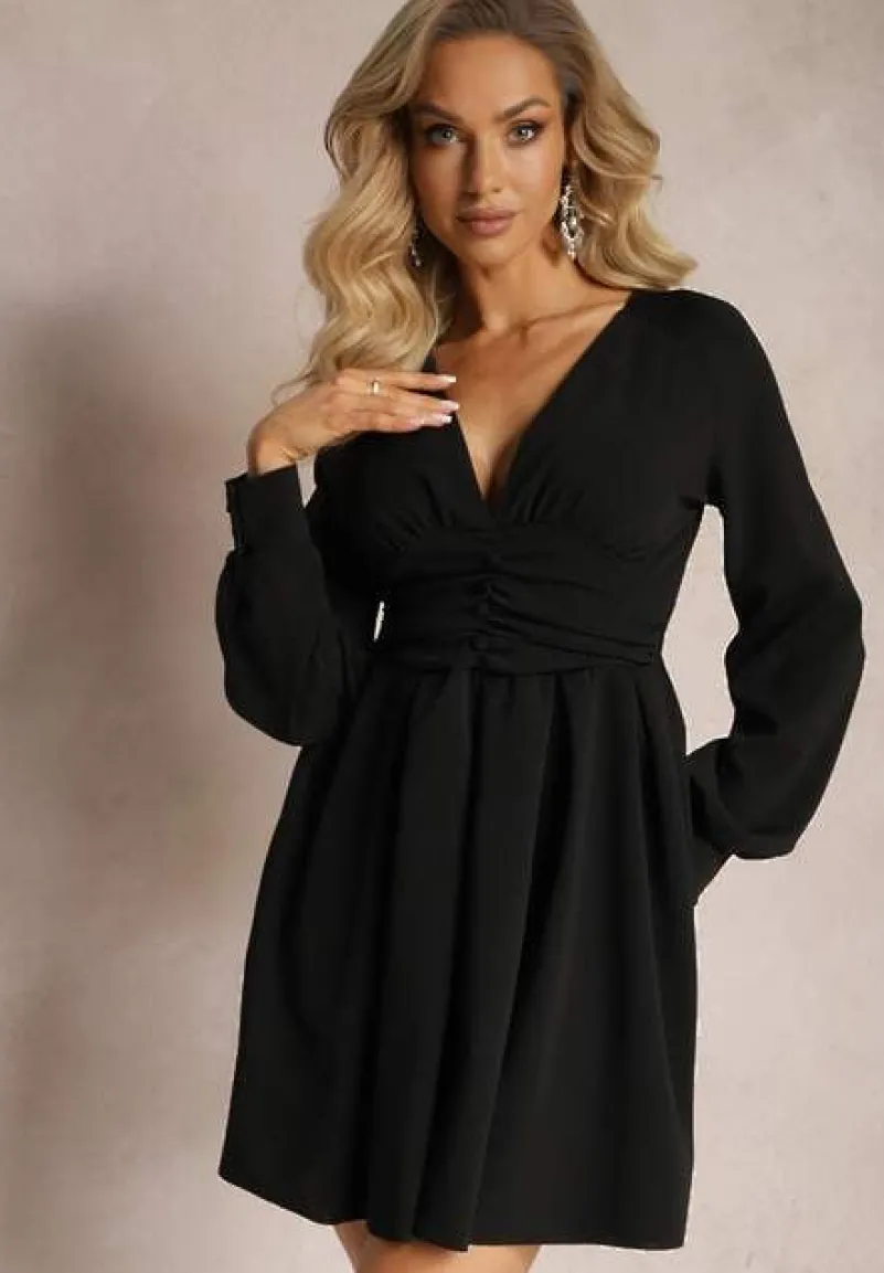 Czarna Sukienka Mini z Trójkątnym Dekoltem i Marszczoną Talią Ozdobiona Guzikami Bulwina