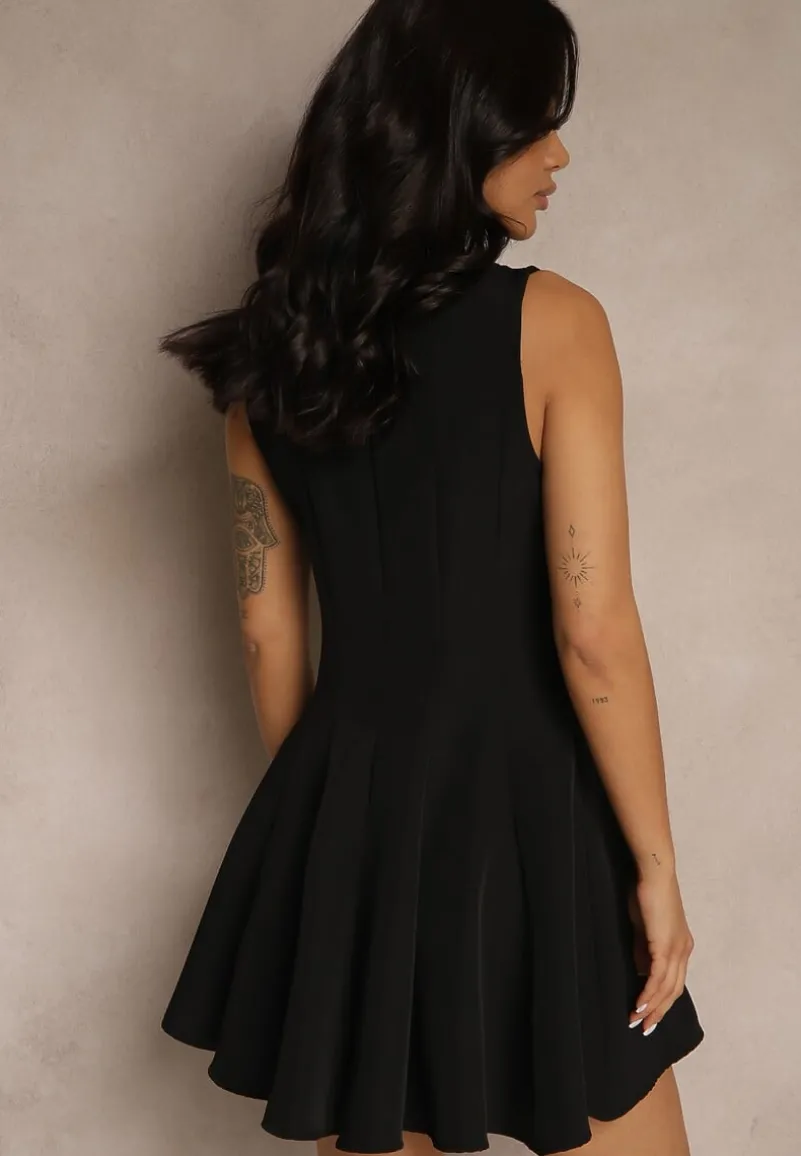 Czarna Sukienka o Rozkloszowanym Kroju z Przeszyciami Lenirae