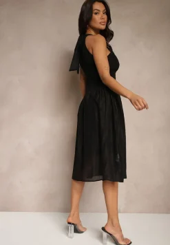 Czarna Sukienka o Rozkloszowanym Kroju z Wiązaniem Zdobiona Tłoczeniem Nimirelle