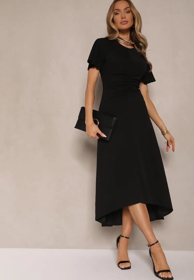 Czarna Sukienka o Rozkloszowanym Kroju z Marszczeniem Odarene