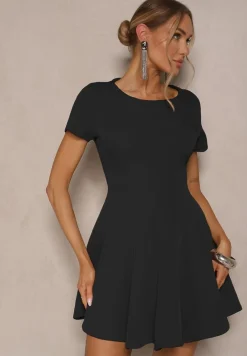 Czarna Sukienka o Rozkloszowanym Kroju na Krótki Rękaw Zdobiona Przeszyciami Mepiza