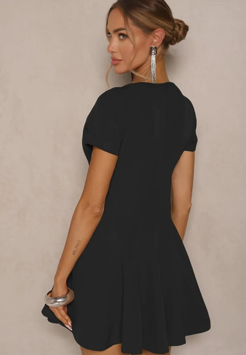 Czarna Sukienka o Rozkloszowanym Kroju na Krótki Rękaw Zdobiona Przeszyciami Mepiza