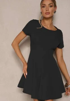 Czarna Sukienka o Rozkloszowanym Kroju na Krótki Rękaw Zdobiona Przeszyciami Mepiza